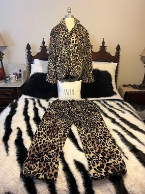 Leopard Print Plush Pajama Set - Women's Cozy Two-Piece Sleepwear